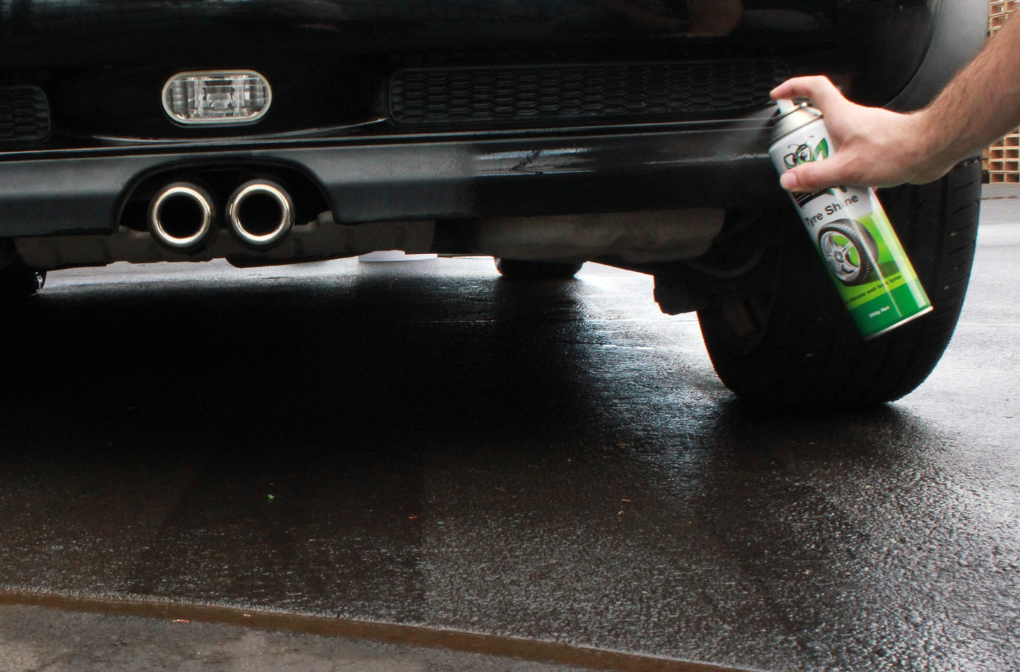 Spraying Plastic Trim with Tyre Shine