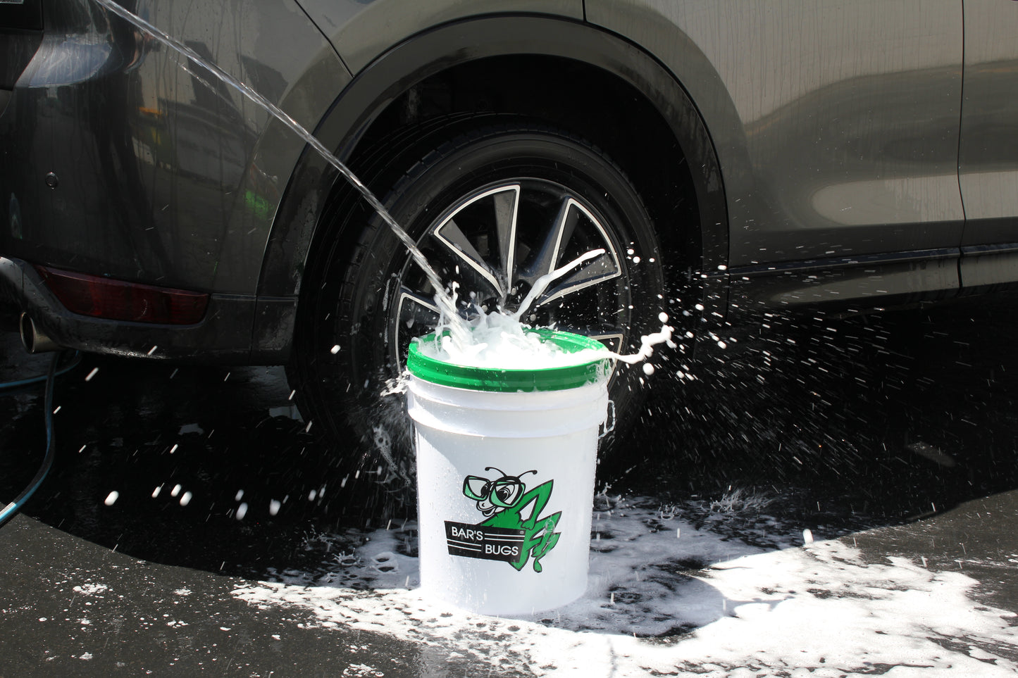 Filling 20L Bar's Bugs Heavy Duty Wash Bucket